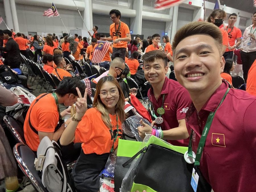Lê Tiến Bình đi học nước ngoài