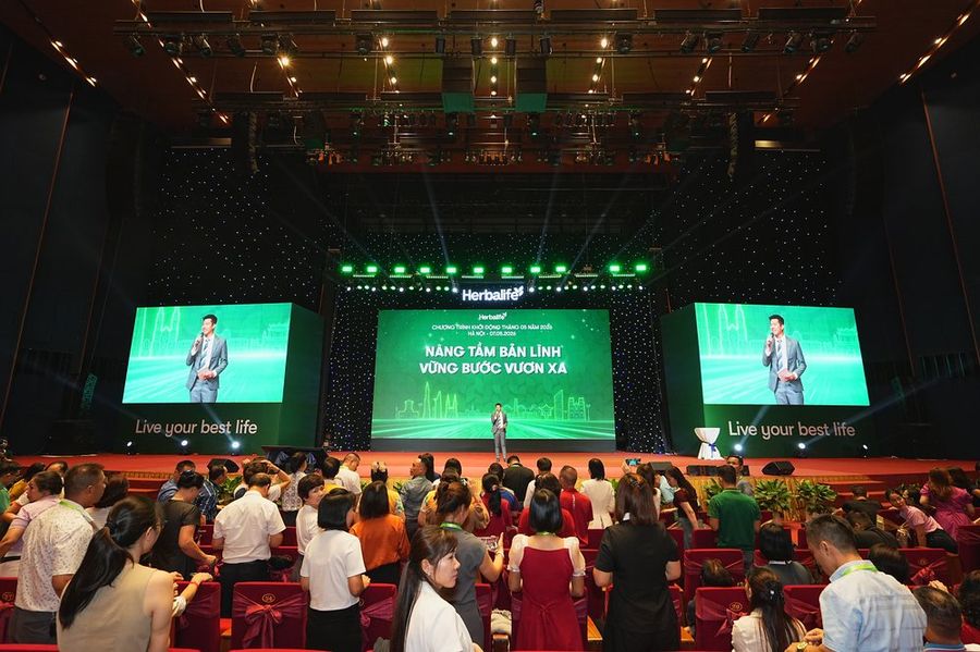 Lê Tiến Bình trên sân khấu