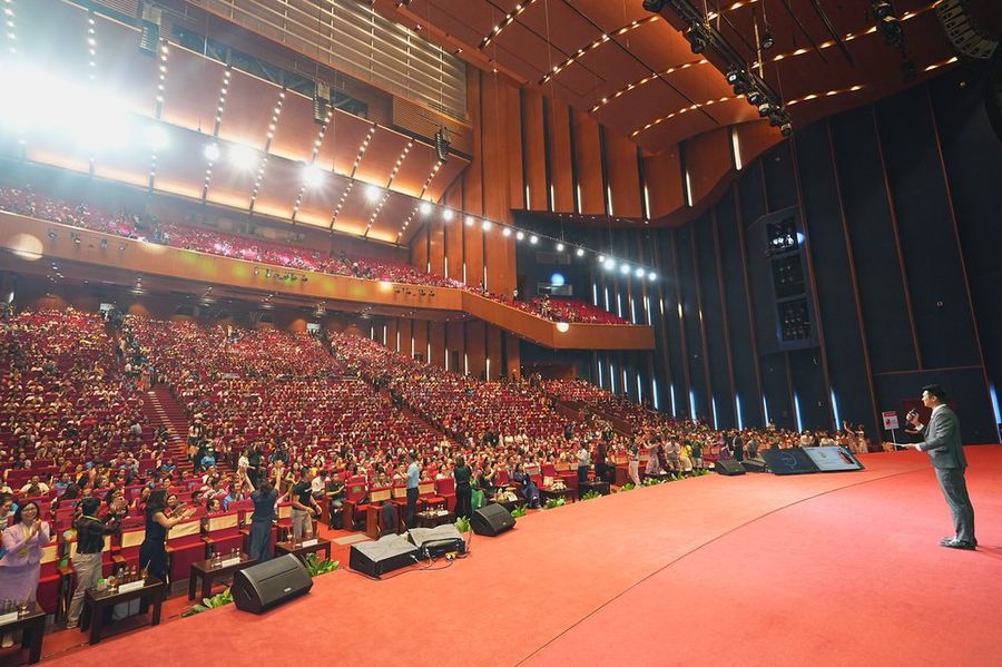 Lê Tiến Bình trên sân khấu