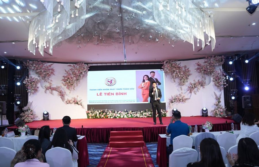 Lê Tiến Bình trên sân khấu