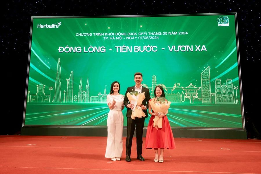 Lê Tiến Bình trên sân khấu