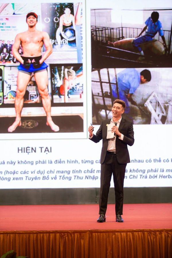 Lê Tiến Bình trên sân khấu