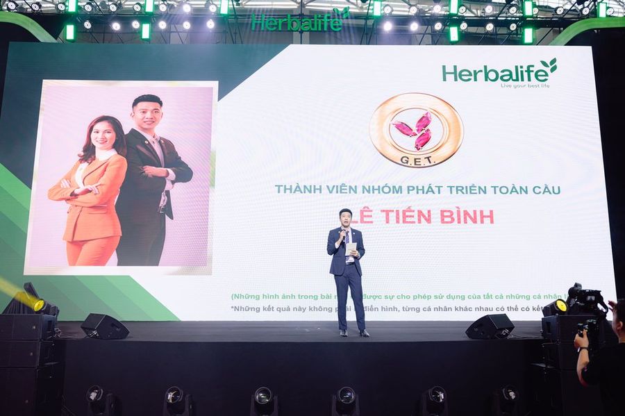 Lê Tiến Bình trên sân khấu
